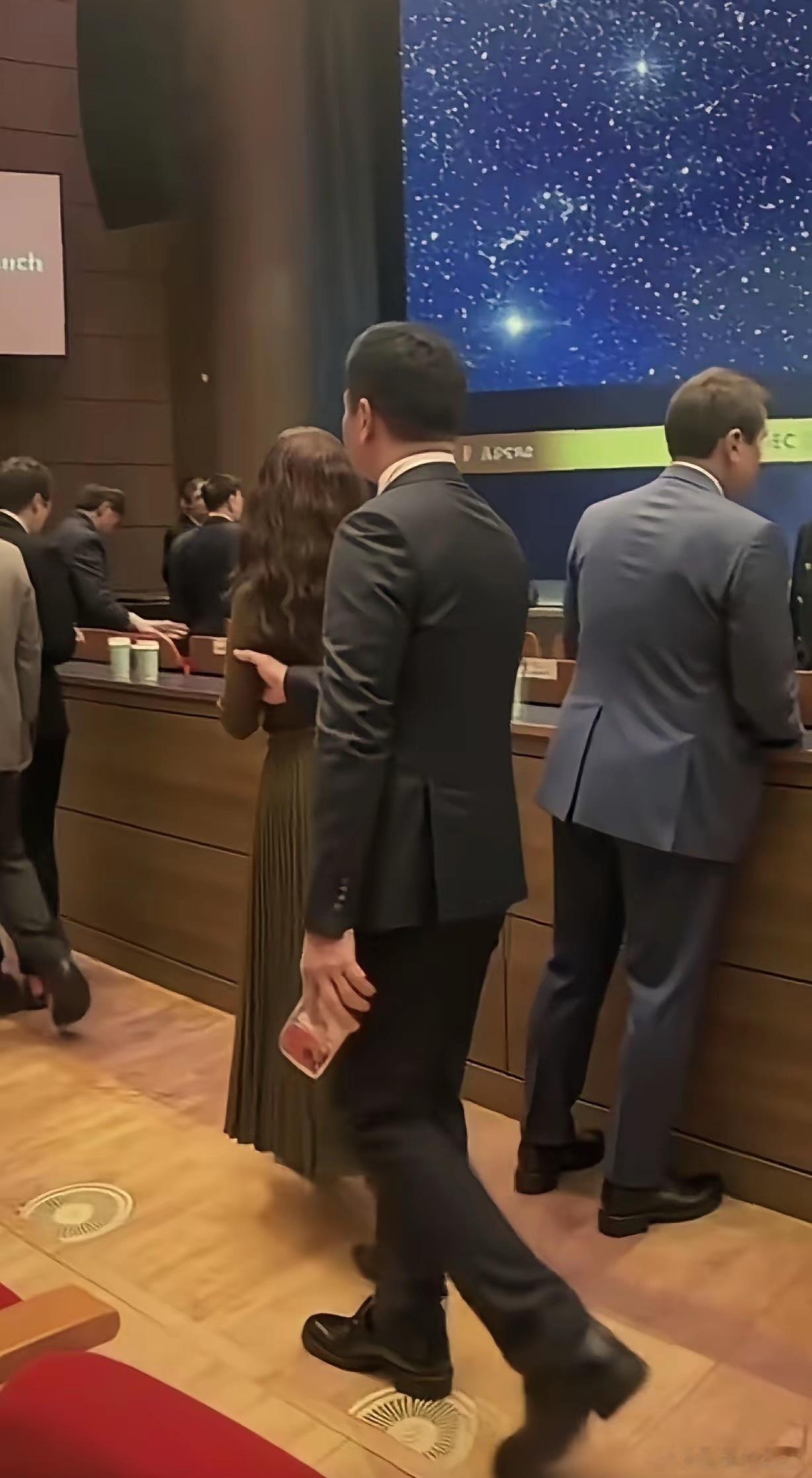 以前奶茶妹妹是刘强东的小迷妹，现在刘强东像是章泽天的小跟班。奶茶妹妹越来越酷了，