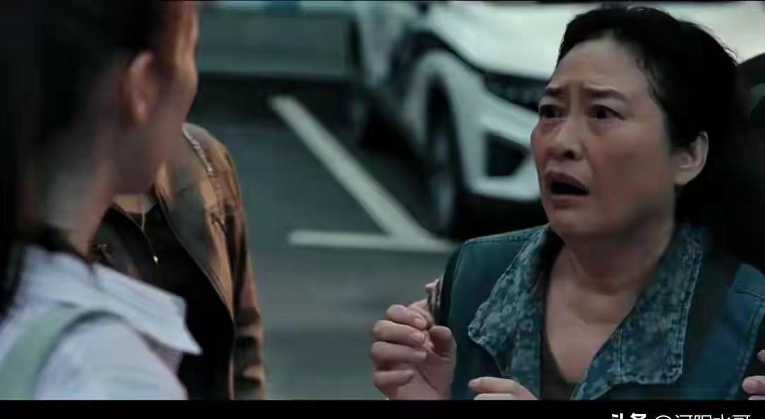 许娣演妈，跺脚瞪眼像在赶鸡。
观众坐不住了：这哪是亲妈，是催命符。
老戏骨的招牌