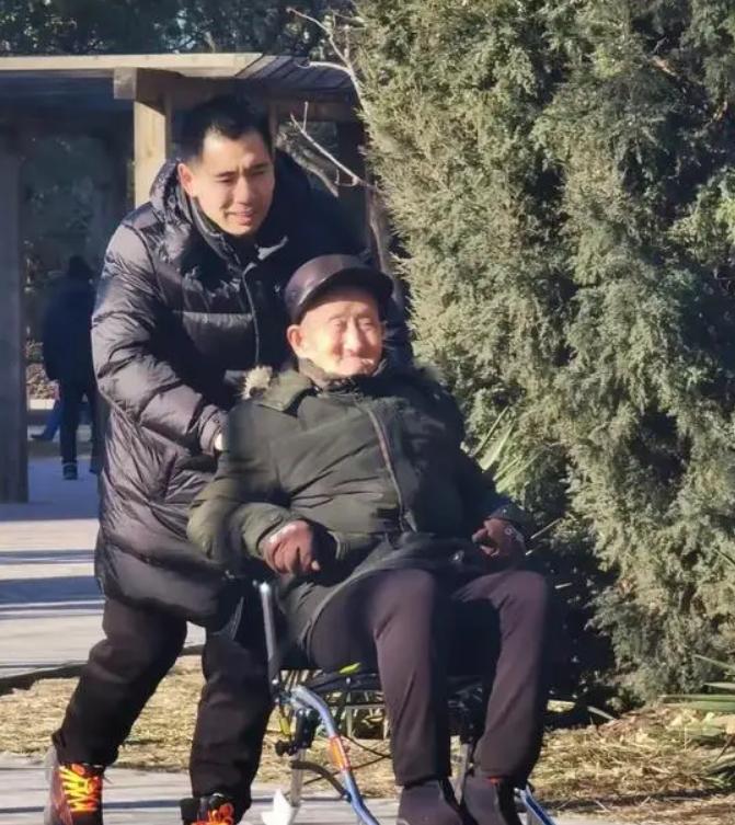 1979年，2个月大的弃婴被46岁光棍领养，省吃俭用把他抚养长大。不料，40年后