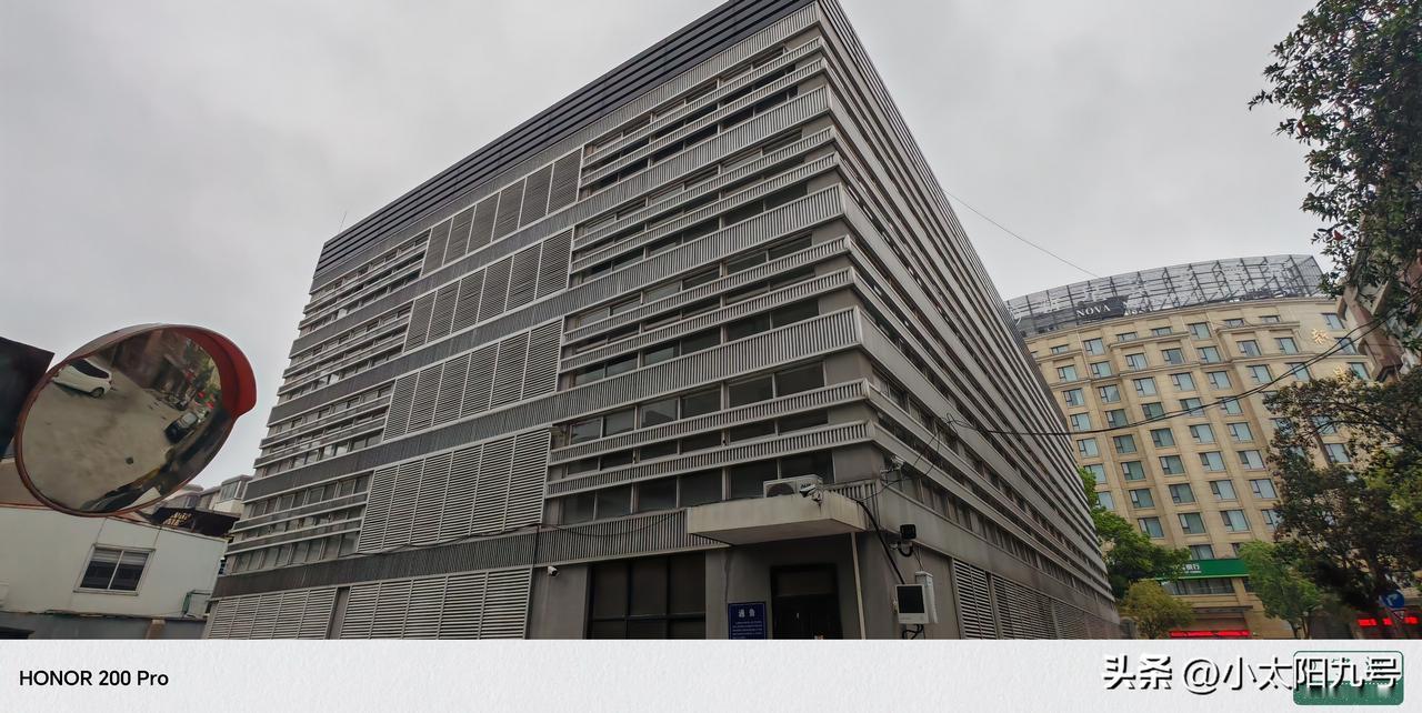 宁海县丁香巷立体车库拆除了设备，现在改造为另一种形式停车场。开始收费了