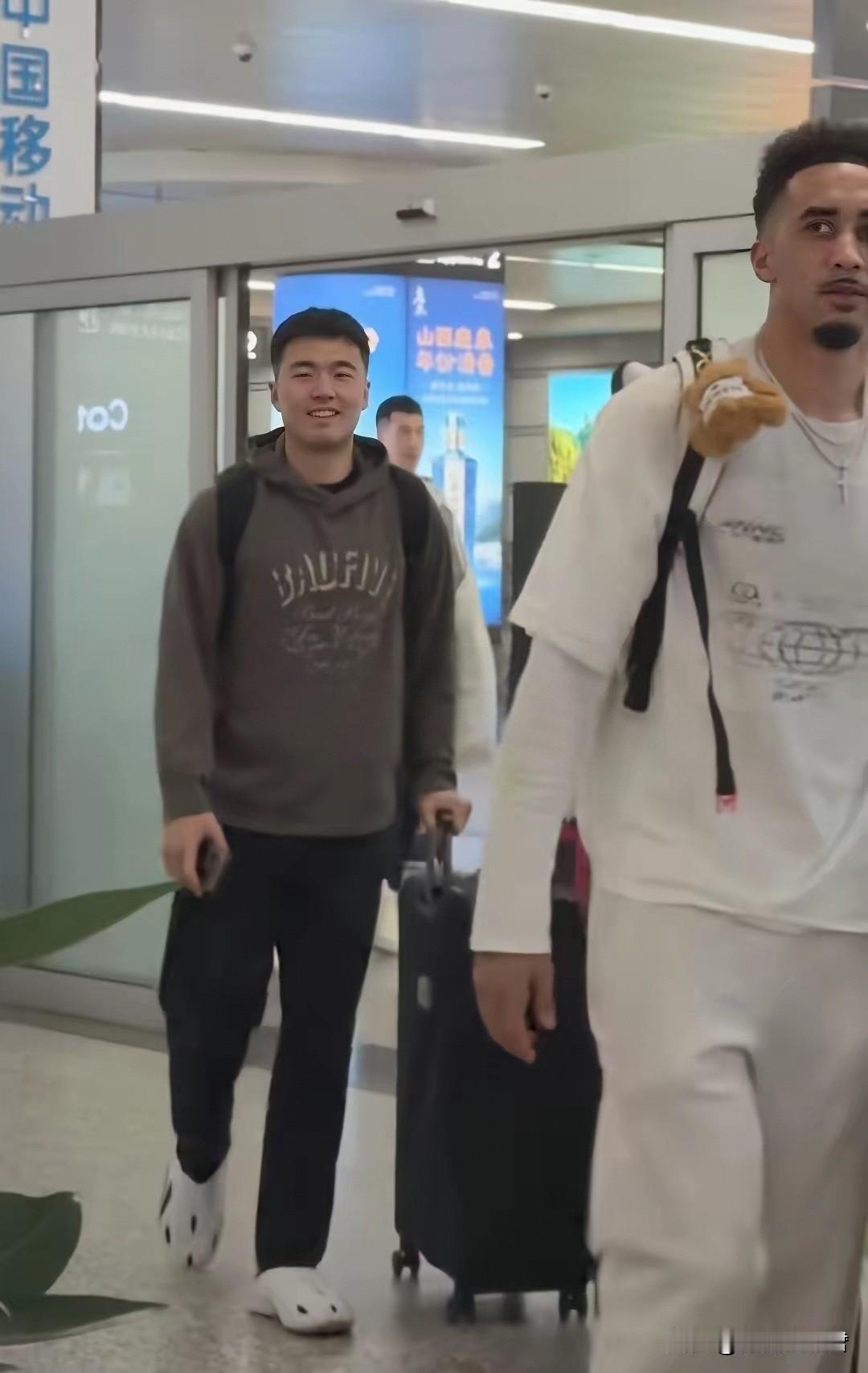 张文逸要请客吃饭！
跟随广东男篮回到山西太原后，张文逸在走出机场时非常兴奋！这位