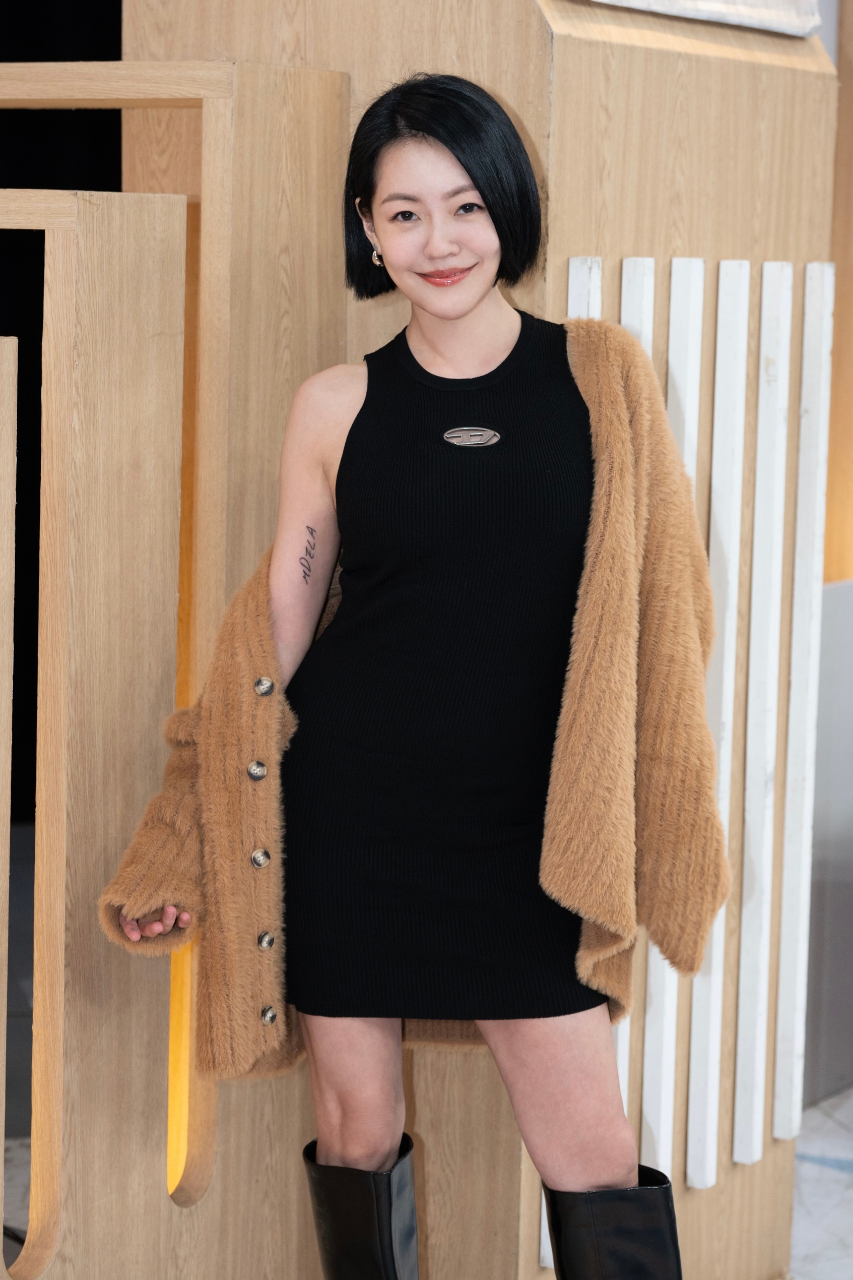 小S 刺青+1 ✨ MDELA 是全家英文名的缩写惹~ 