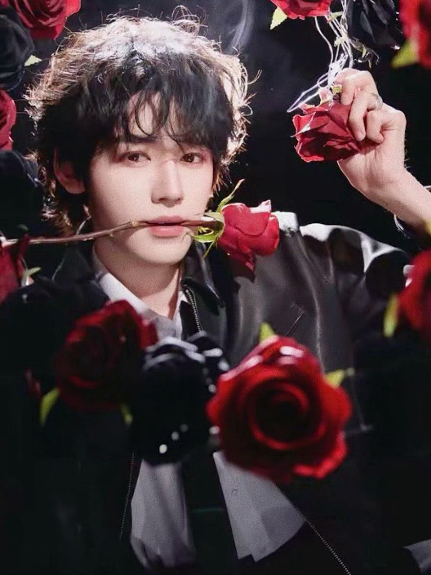 宋亚轩叼着花就来了小宋老师叼着花就来了🌹宋亚轩真的是好男孩吗