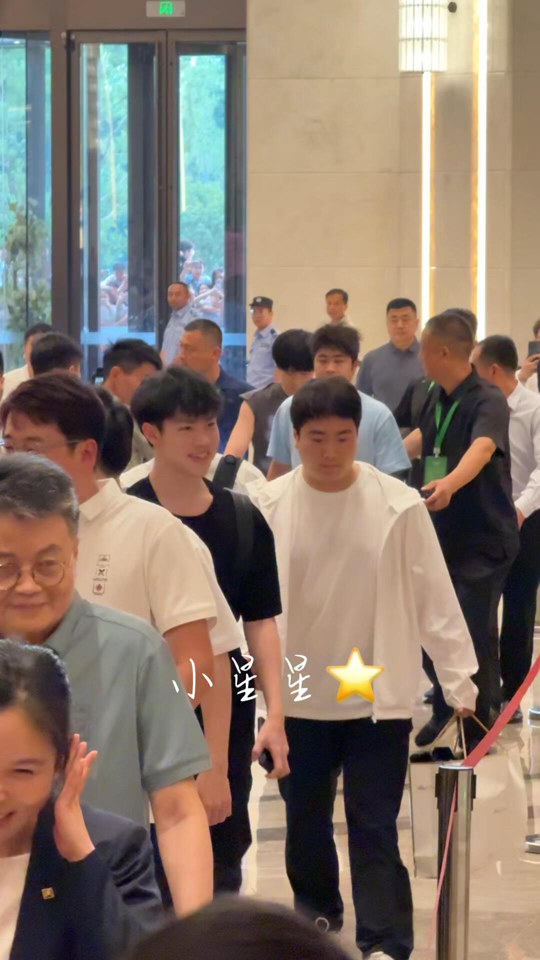山东魏桥集体到山东绉平，大部队！
林昀儒 ，黄友政，梁靖崑，于子洋，曹巍，王楚钦