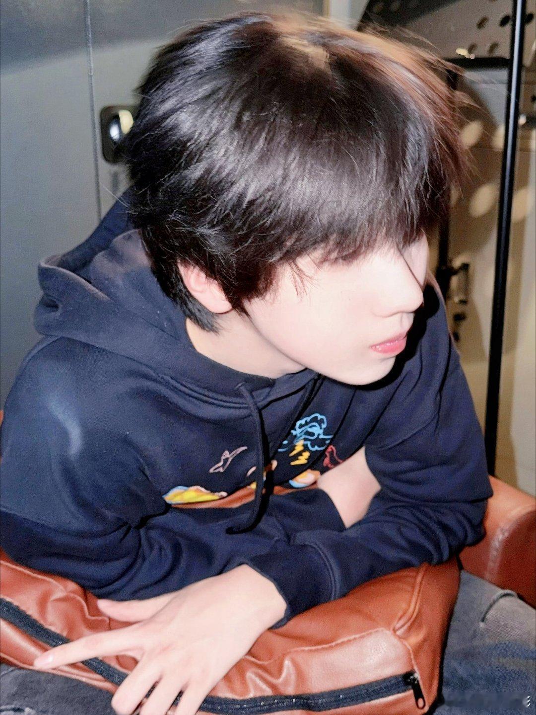 TF家族都穿长裤不告诉聂玮辰大舌头舞台上TF家族统一长裤造型，偏偏聂玮辰走拳击路