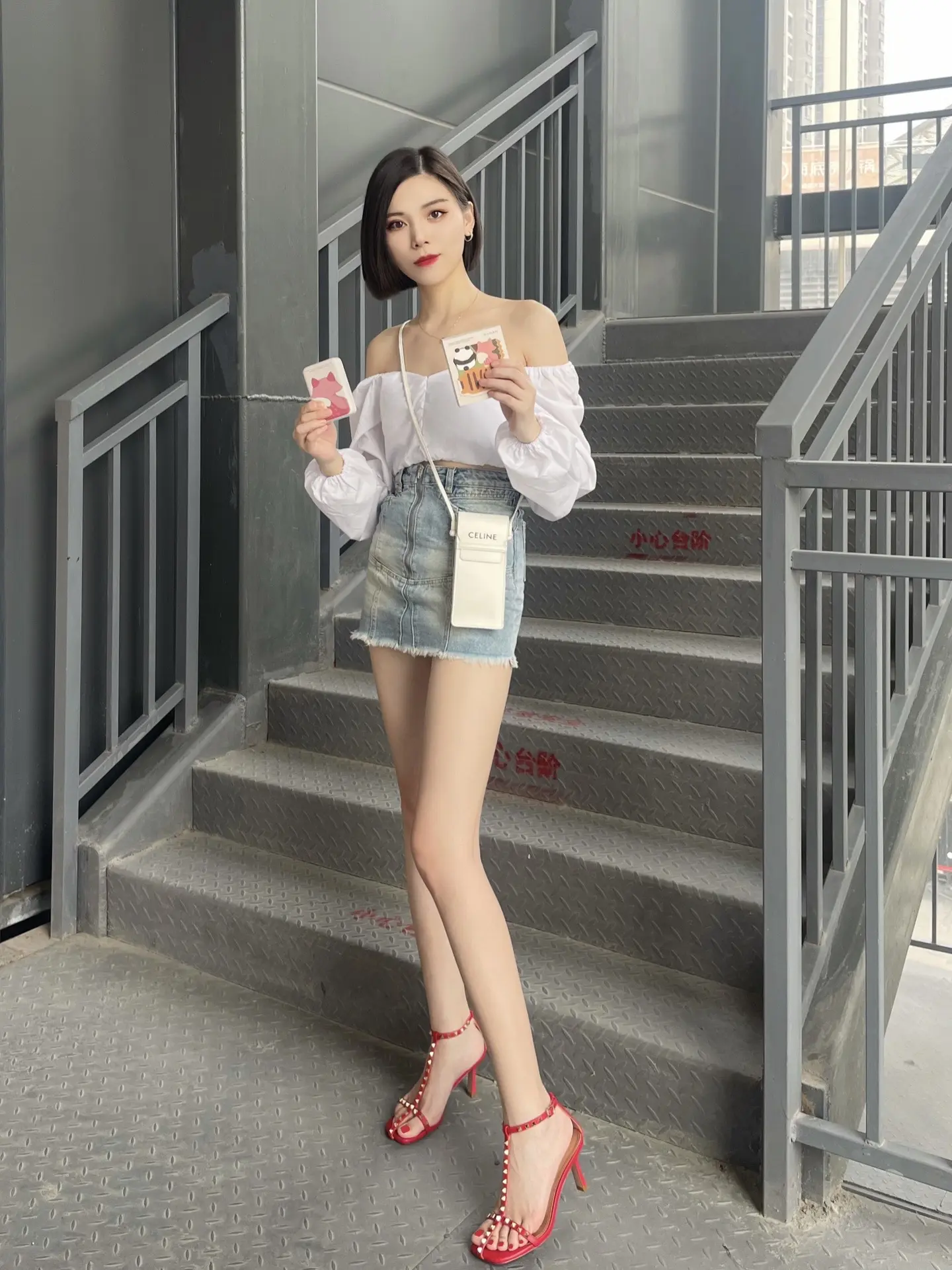 有人喜欢穿红色高跟鞋的姐姐吗？白色露肩上衣，整个充满夏日的气息，搭配活...