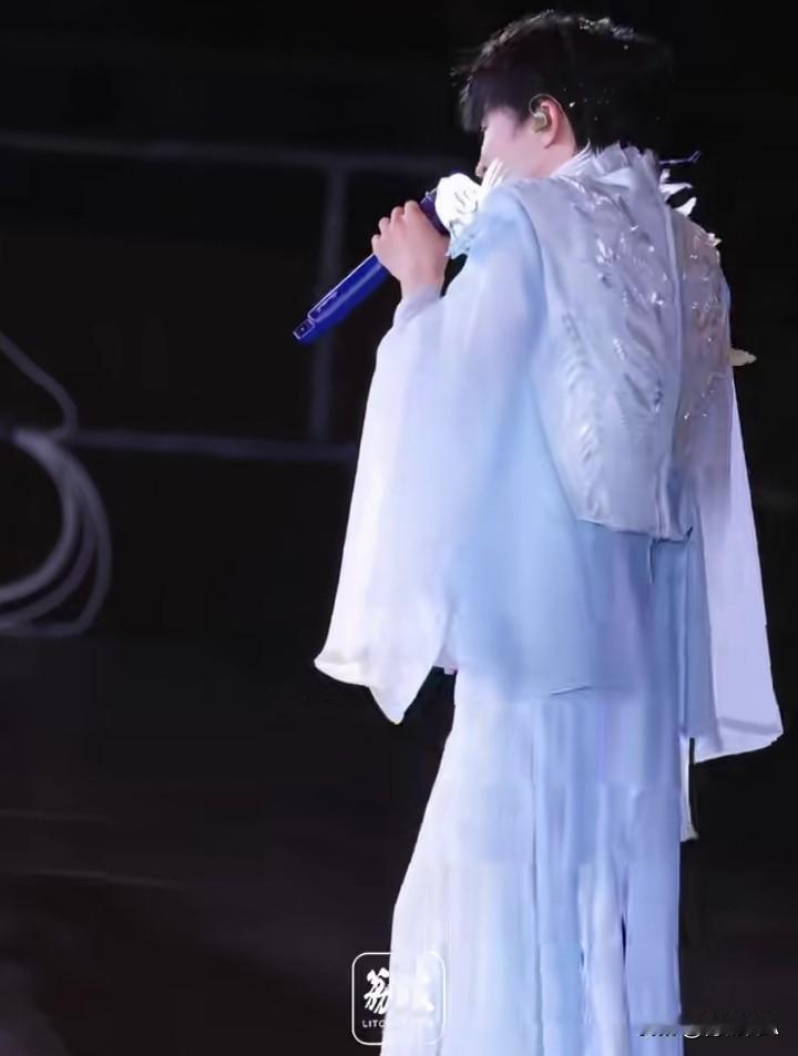 周深沈阳演唱会上，一只蛾子突然飞来，吓得他“花容失色”、“抱头鼠窜”。

声音女