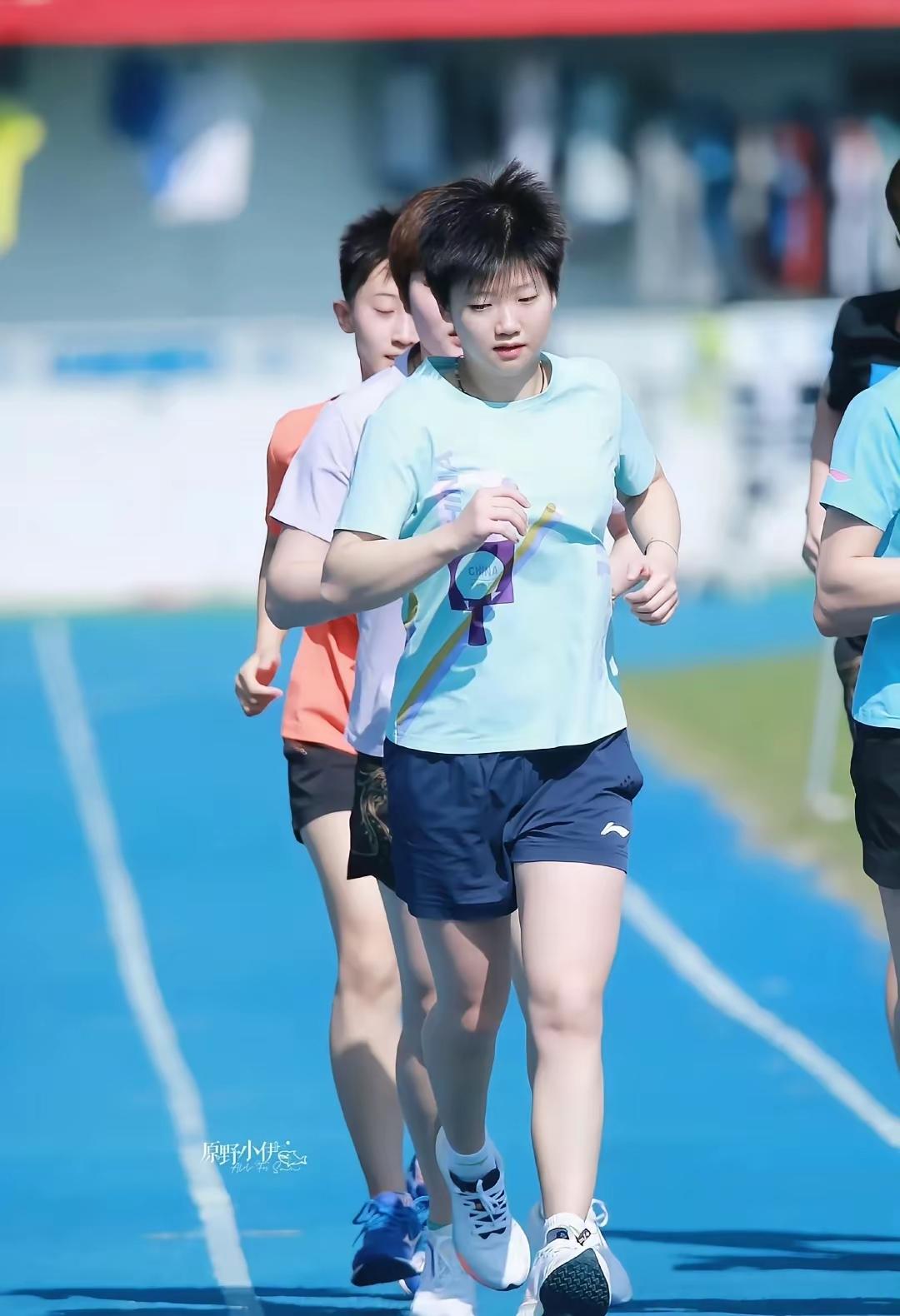 千里马
大红花🌺
女乒出了个孙颖莎
带领女乒向前进
就像小太阳
美极啦～！
[