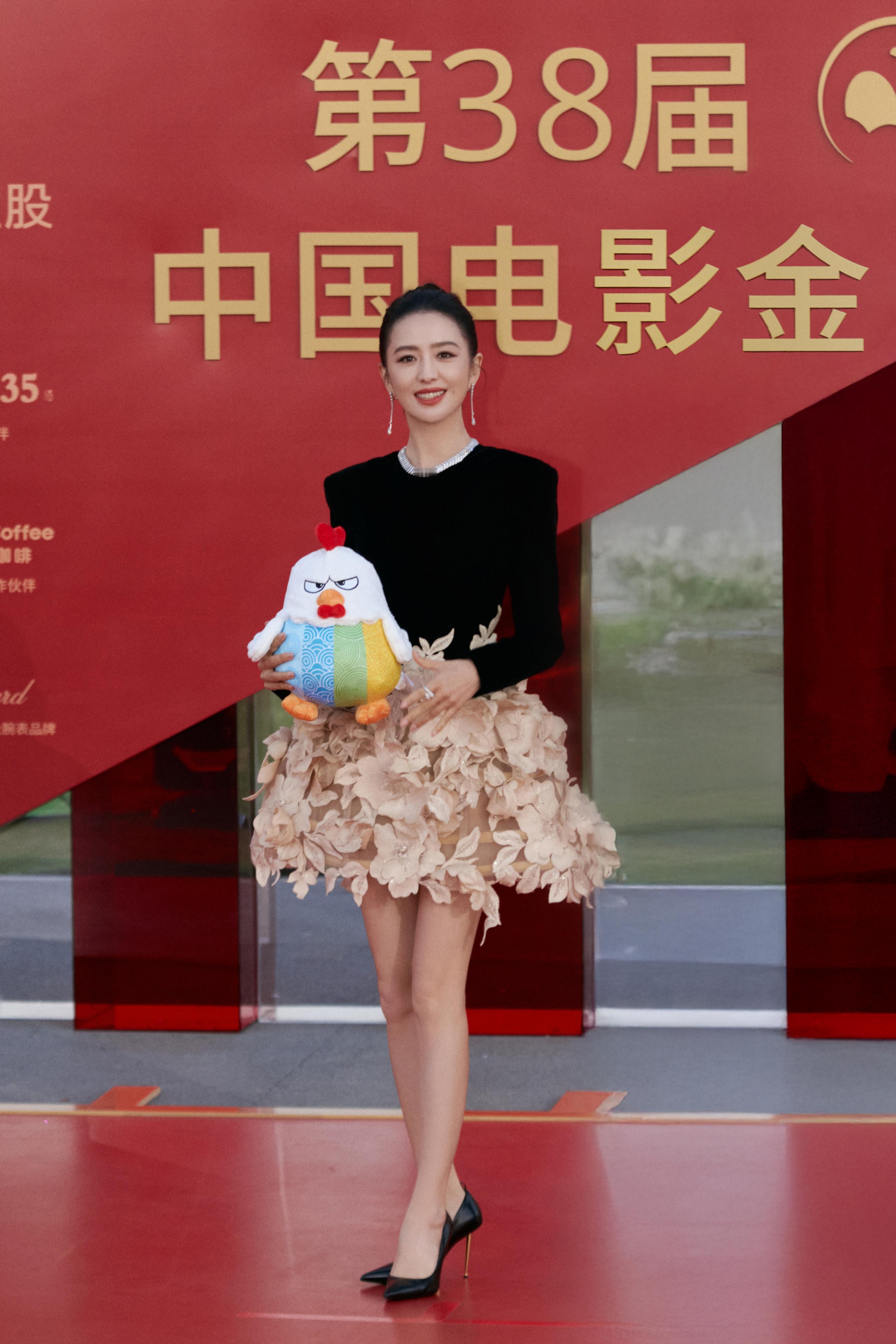 🎞️ 百廿星辉落肩头，新时代篇章正启封。以优雅之姿，致敬中国电影120年，祝福