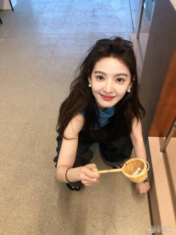 章若楠私服松弛感的神章若楠多巴胺氧气少女私服审美真的在线，多彩穿搭充满夏日活力。