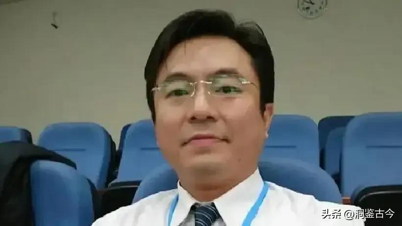 台宜兰县议会51岁秘书黄毓恒一家人间蒸发这事可太有看头了。一开始，黄毓恒失联，单