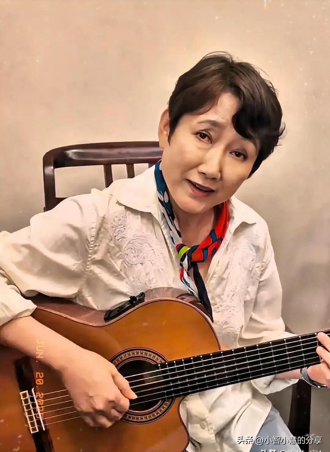 女神老了不少，看起来像大妈的样子了，岁月无情啊。她是那时候的美女，健康阳光，美丽