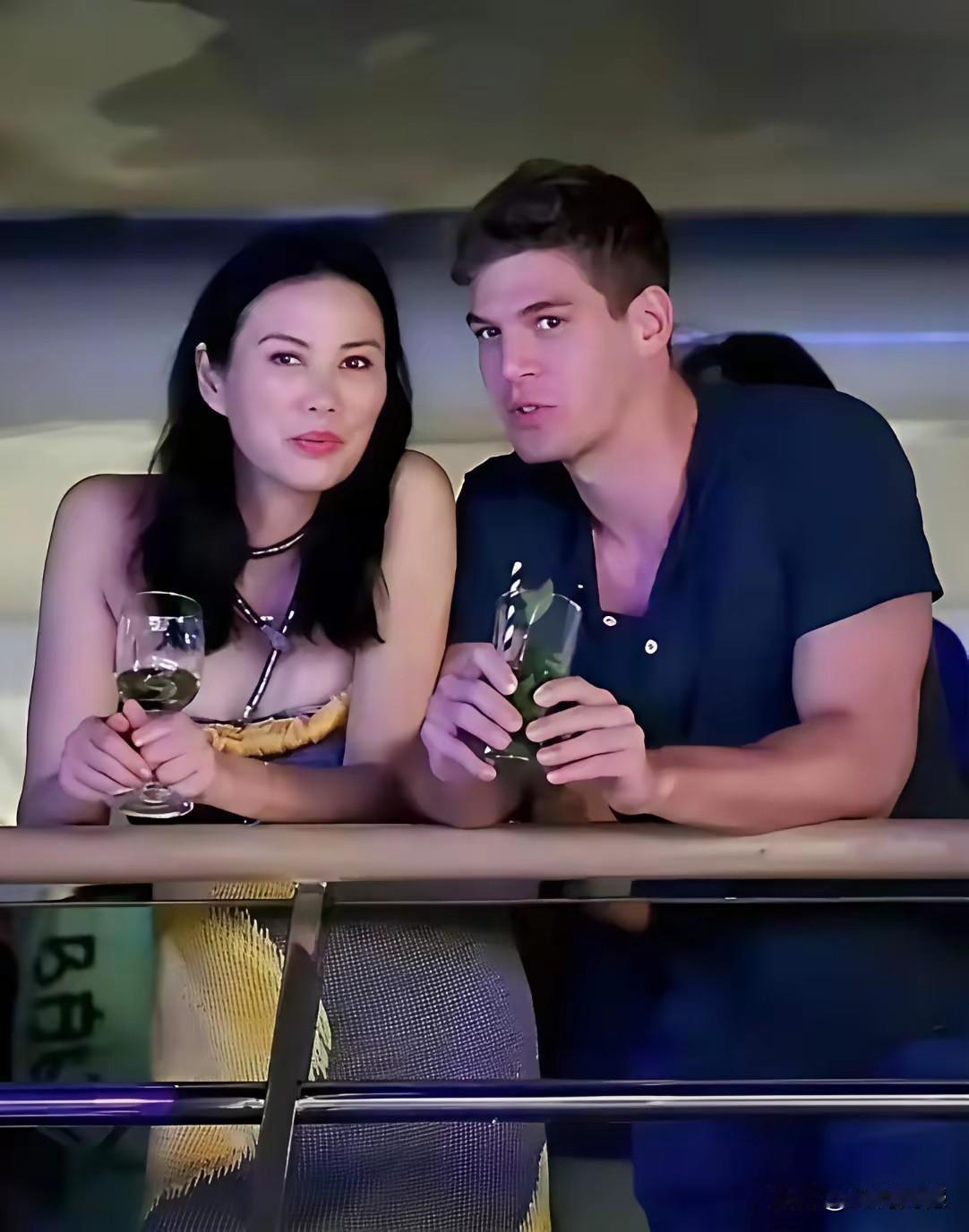 邓文迪真有品位，看看人家结交的男友，又年轻，又帅气，看着都养眼，能够明显感觉到了