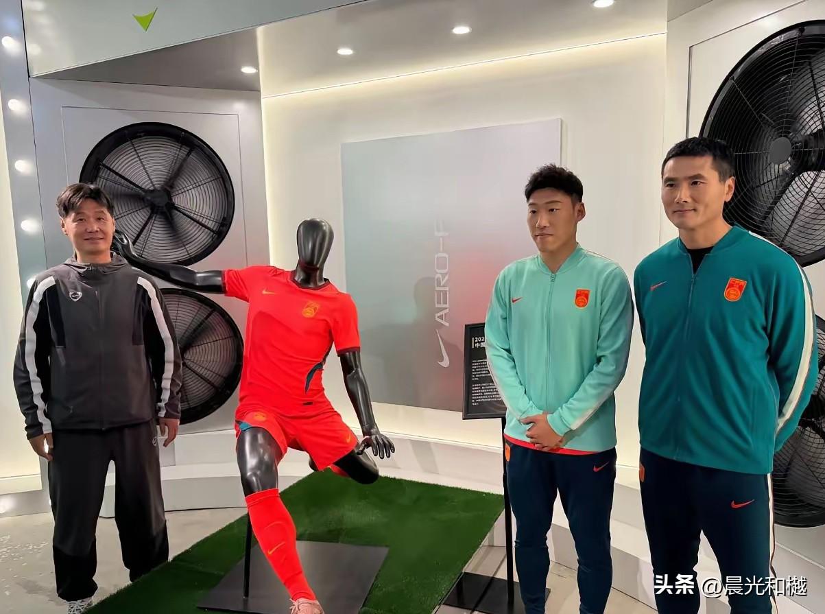 国足新球衣发布，一人亮相是否与中国女足有关联？

中国国家男子足球队的主场球衣红