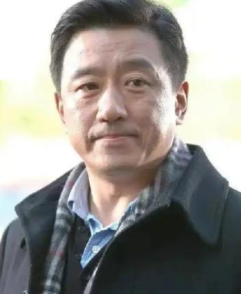 拍了70%的戏，男主角以为拿捏住了剧组，当场罢演要加钱，导演陈国军脸一沉：换人！