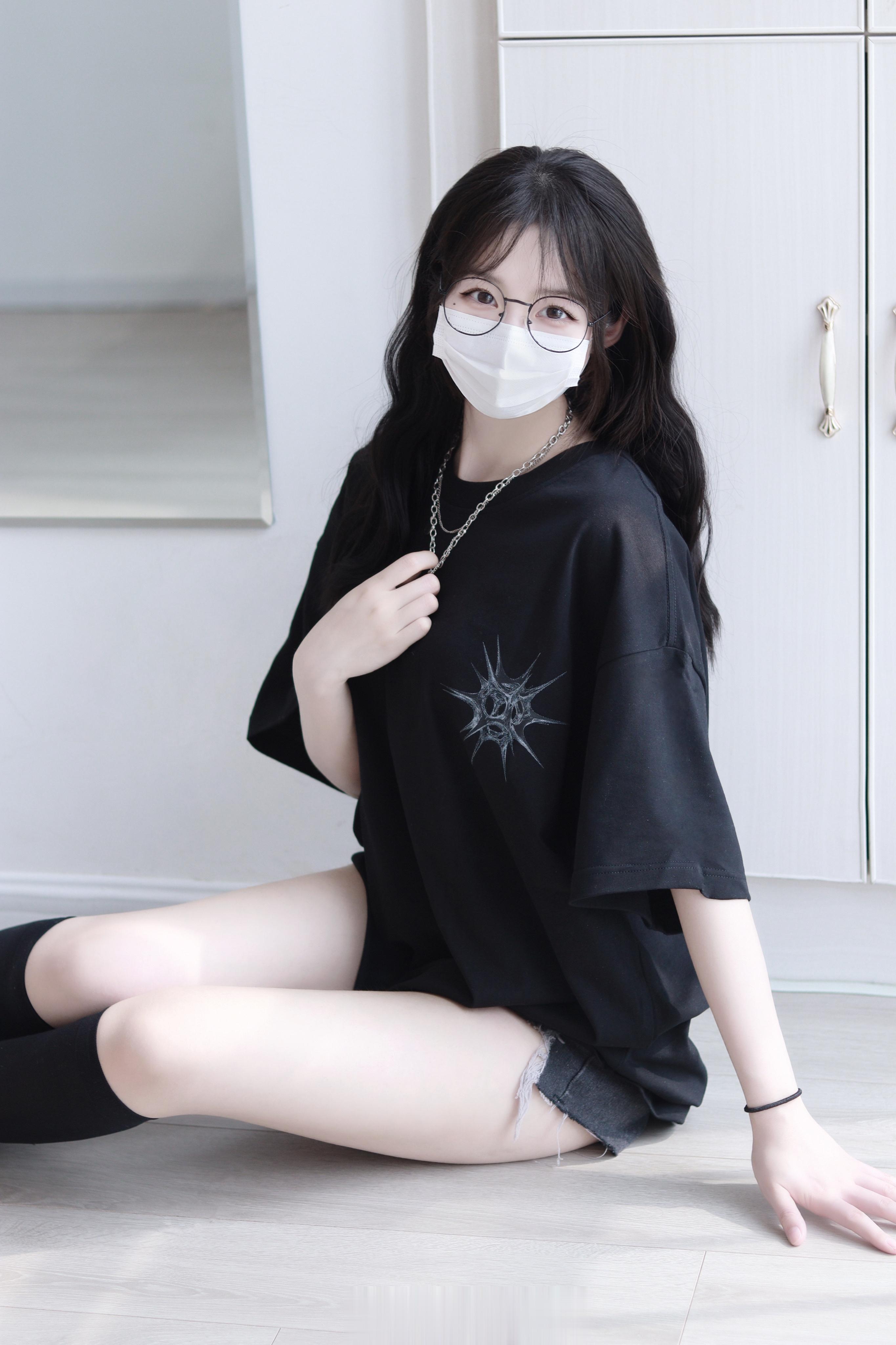 说吧！想看我穿啥，下次穿给你看 ​​​