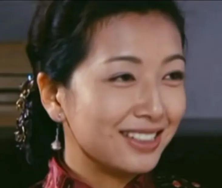  李香秀的扮演者江珊，1967年12月22日出生于中国江苏省镇江市，毕业于中央戏