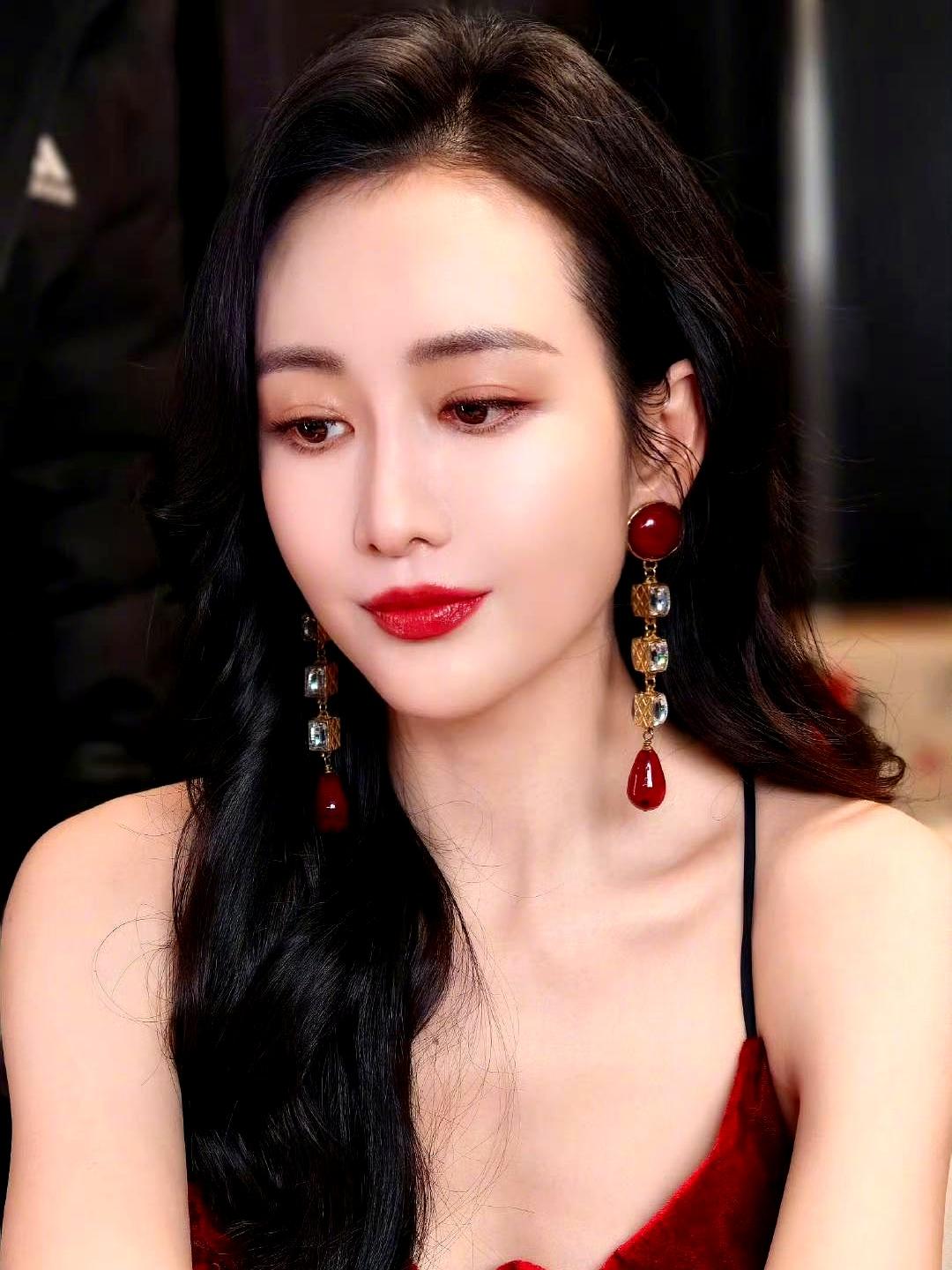 撒贝宁当着全镜头怼王鸥：你这大一学生，看上去有点老！
你要是看过明侦第一季，绝