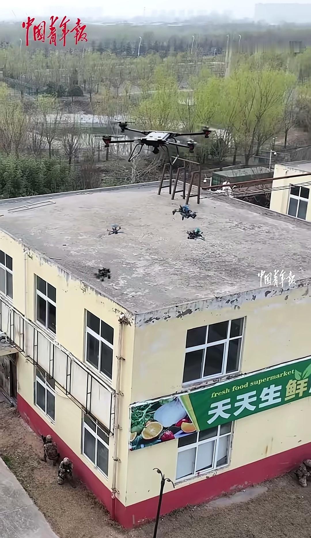 每天认识一件兵器武警某部演练中一架四旋翼无人机投放4架穿越机 