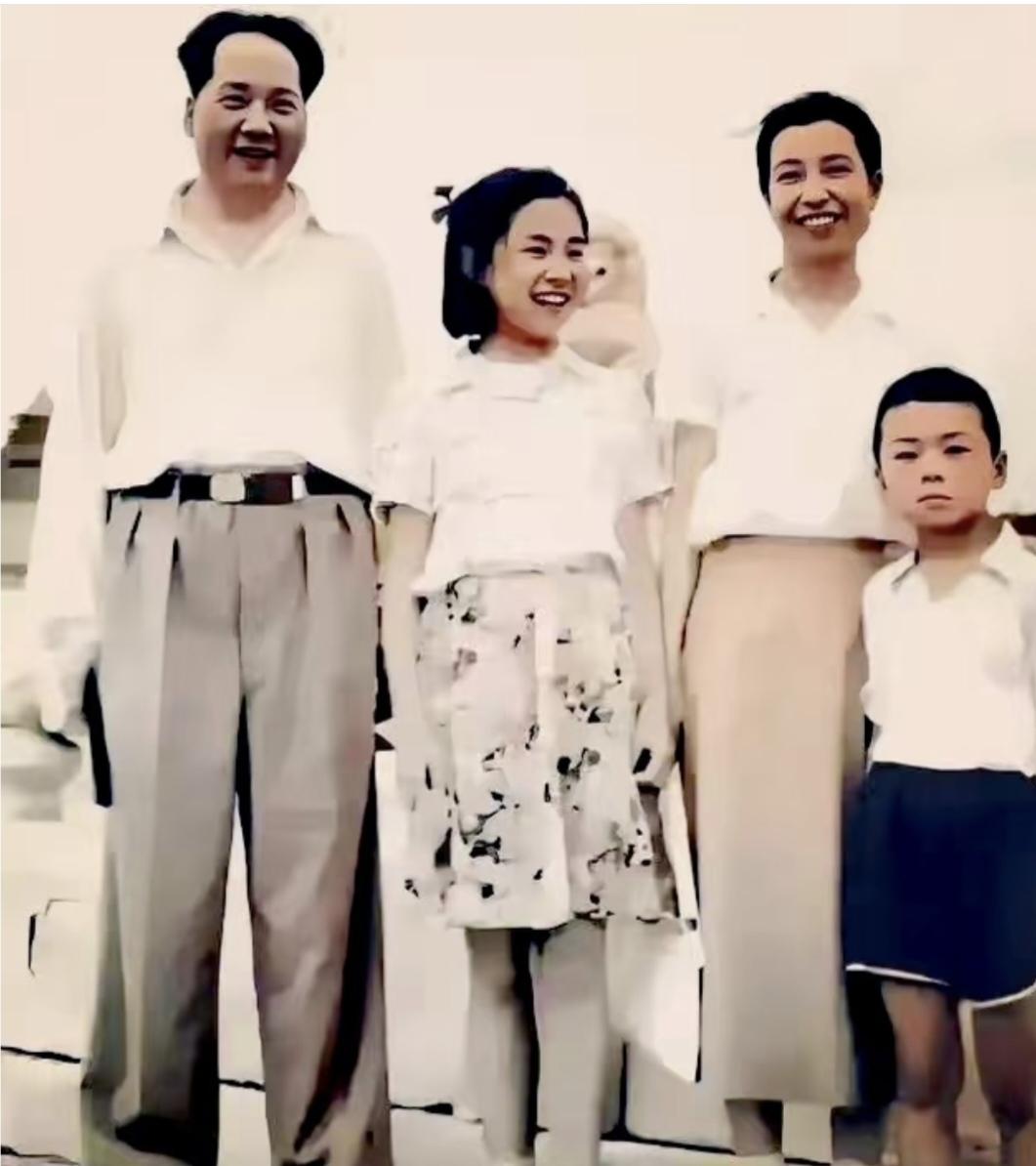 一家人幸福温馨的一幕！笑容满面，其乐融融！