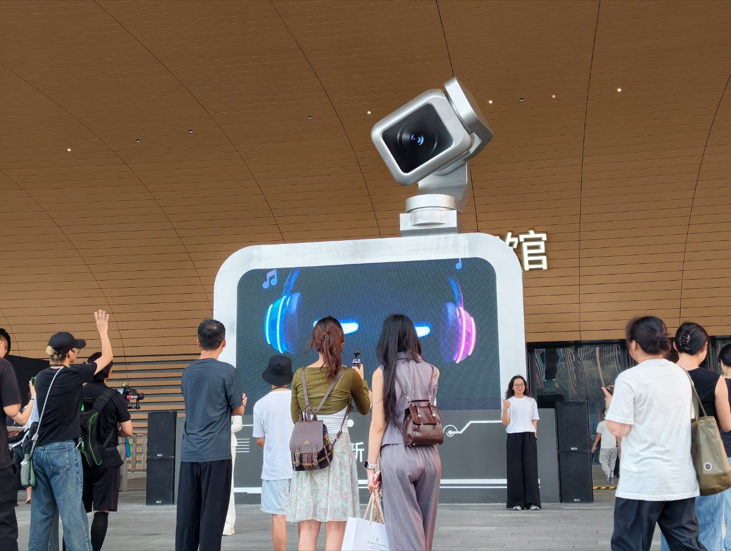 荣耀用Robot Phone开启AI破局之旅 。你觉得，这种手机加云台式的设计，