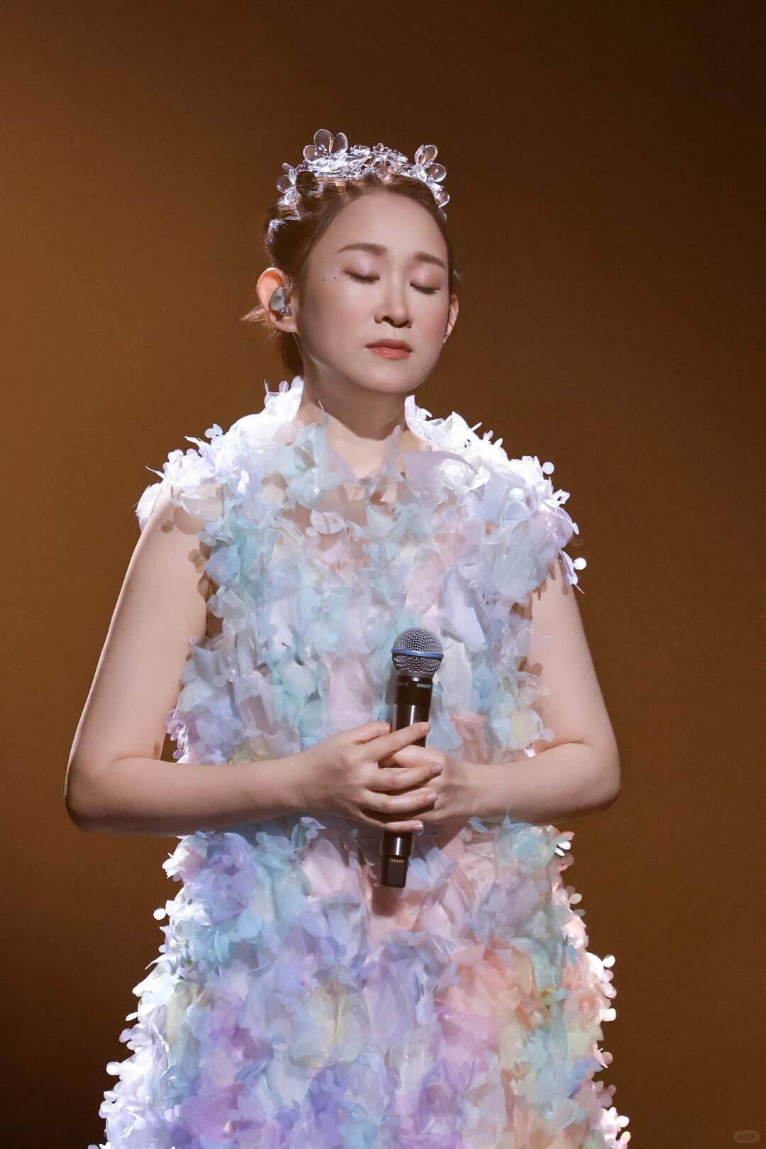 真的很喜欢网友的评价：王菀之很神性。

最新一期《国乐无双》，这期舞台直接封神破