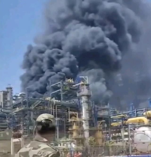 为什么一个建了13年、总投资86亿美元的炼油厂，早不炸晚不炸，偏偏在莫迪准备亲自