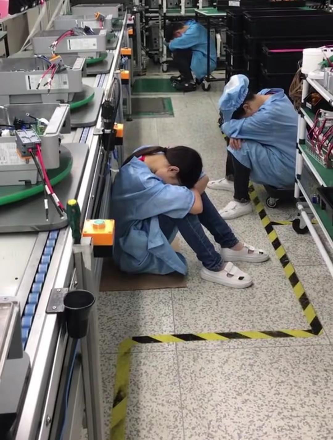 没有人会愿意这样，
都是为了生存……
生活很无奈……
每个人都在用力的活着………