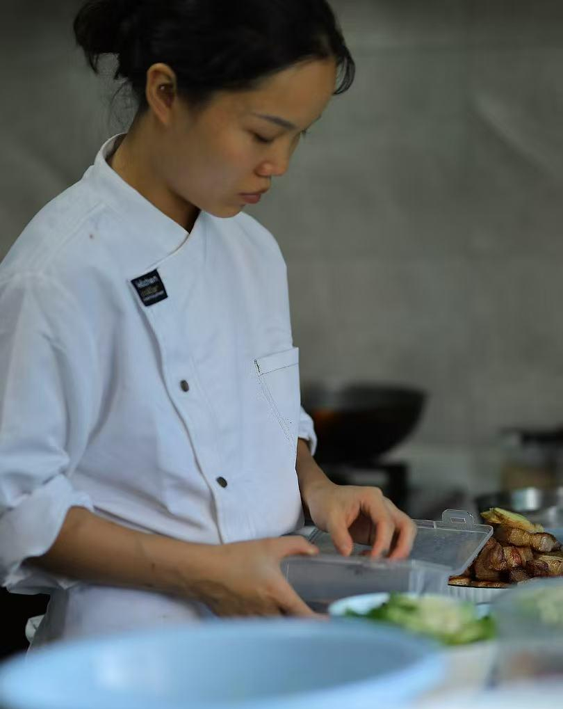 #女生回应春节上门做年夜饭收入#【对话上门做年夜饭的“95后”女生：4.5万是预