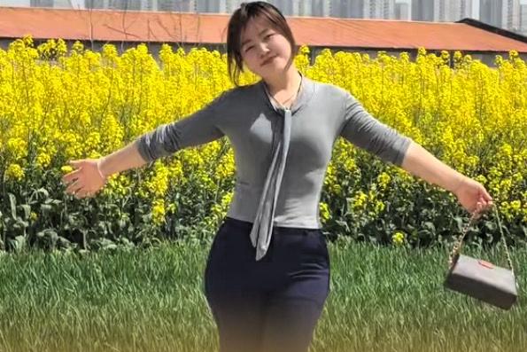 在城里，
邻里之间一般都不来往，
谁也不了解谁，
也就没矛盾，
在农村就不一样了