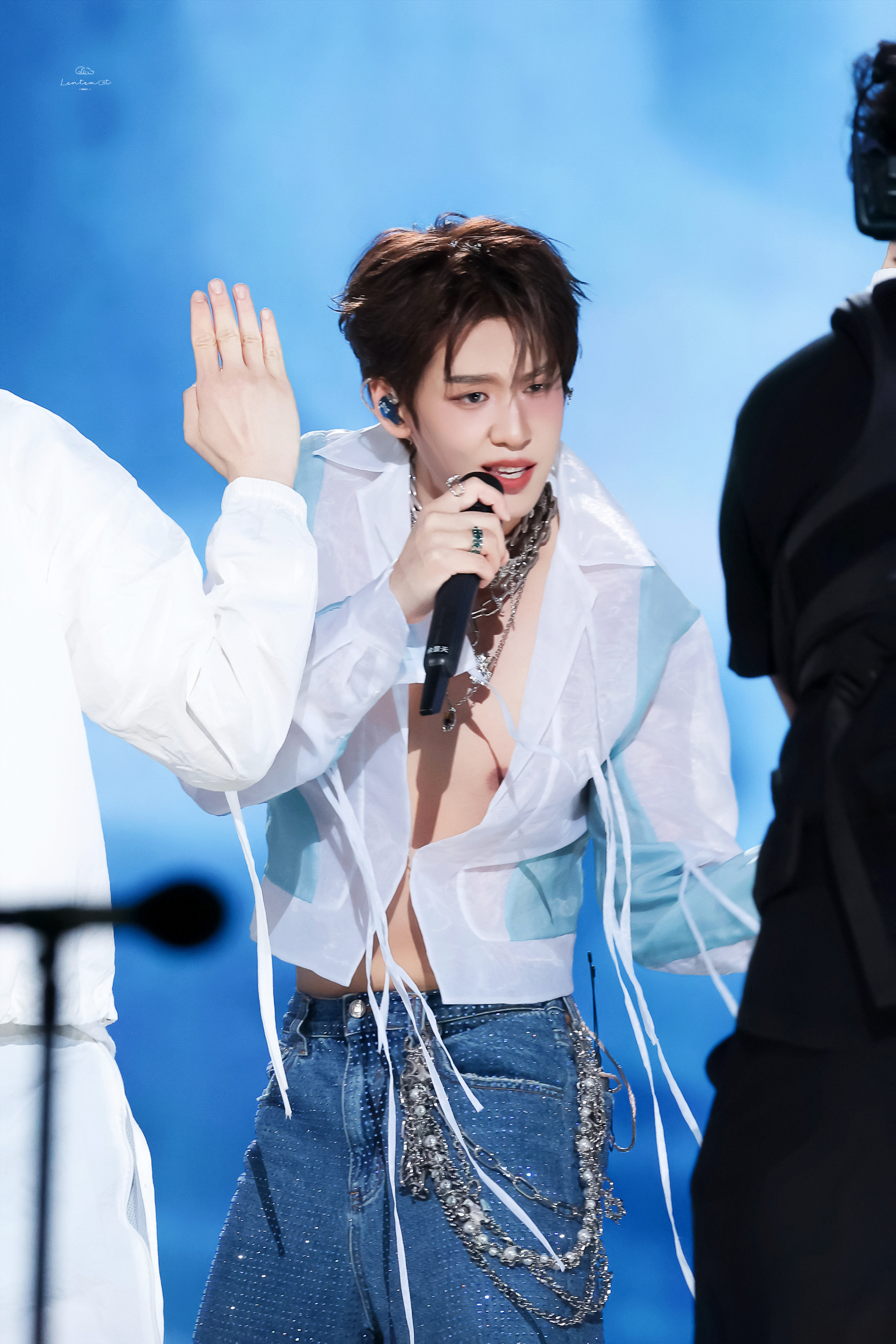 余景天内娱rapper上新了余景天演出造型夯爆了💥薄纱透视衫 项链叠戴…太有范