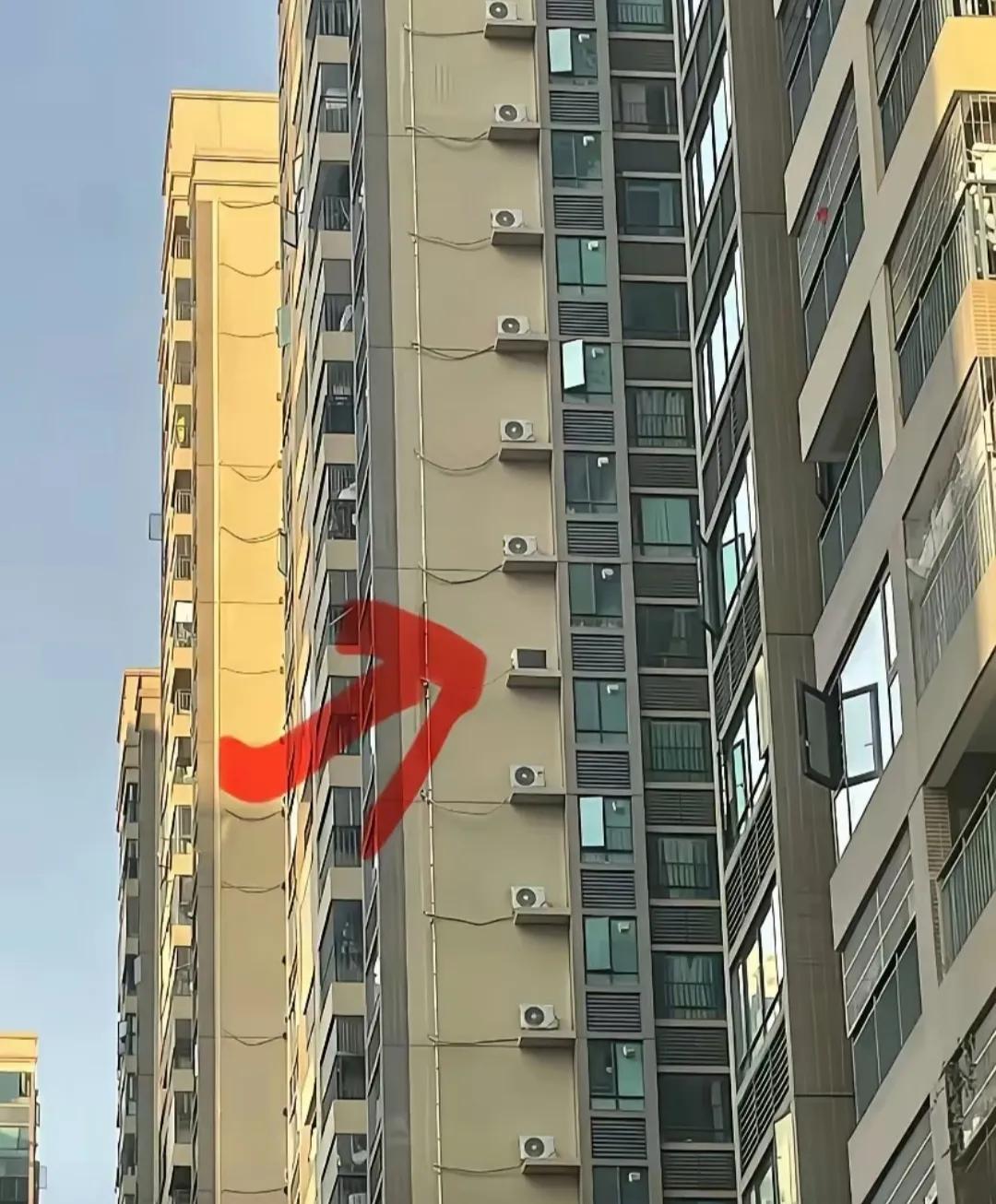 这台空调怎么反着放，难道得罪了安装师傅？