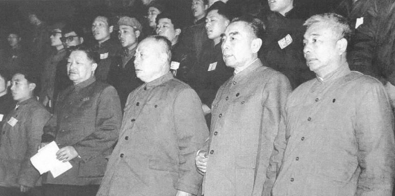 1966年12月，周恩来和陶铸(右一)，陈毅(右三)、贺龙(右四)在大会上