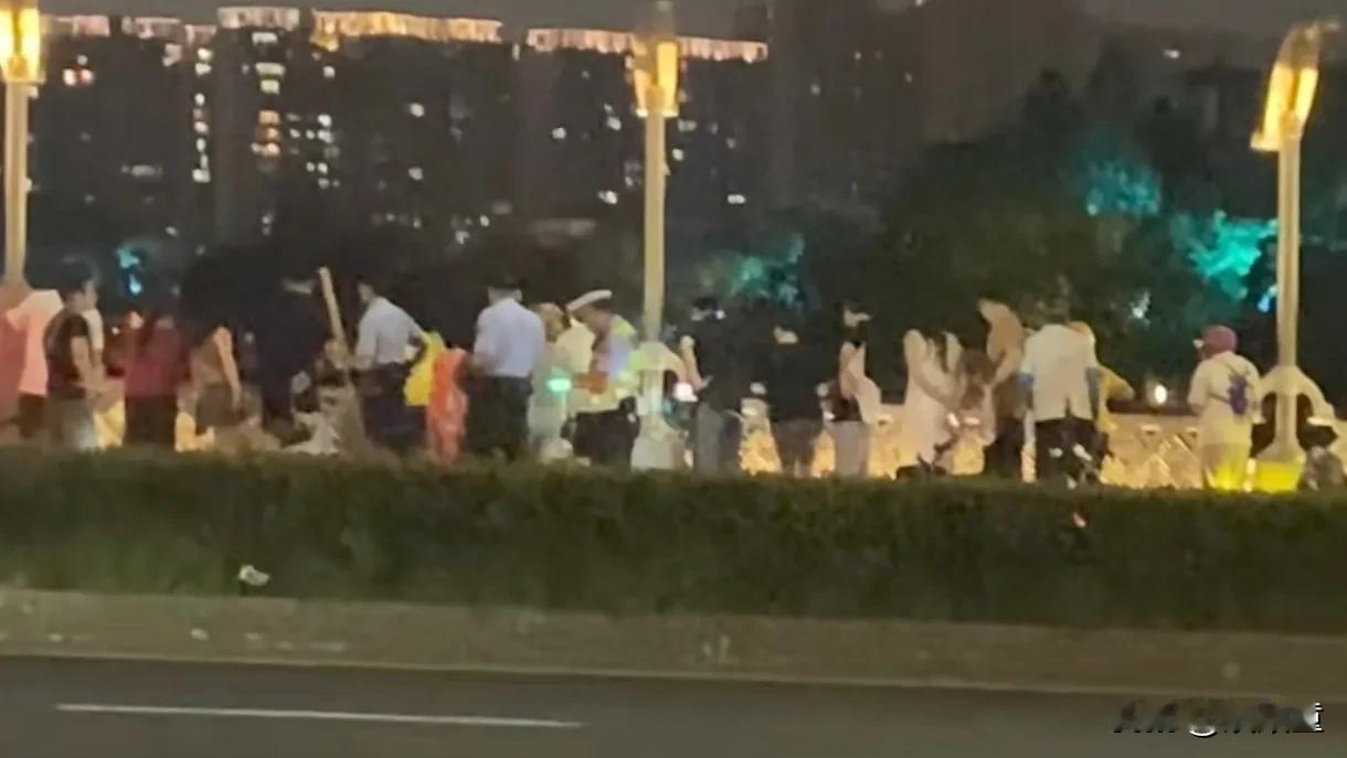 杭州一男子跳桥，得知跳桥真相的大家，并不同情该男子！
真相是:夫妻双方存款二十多