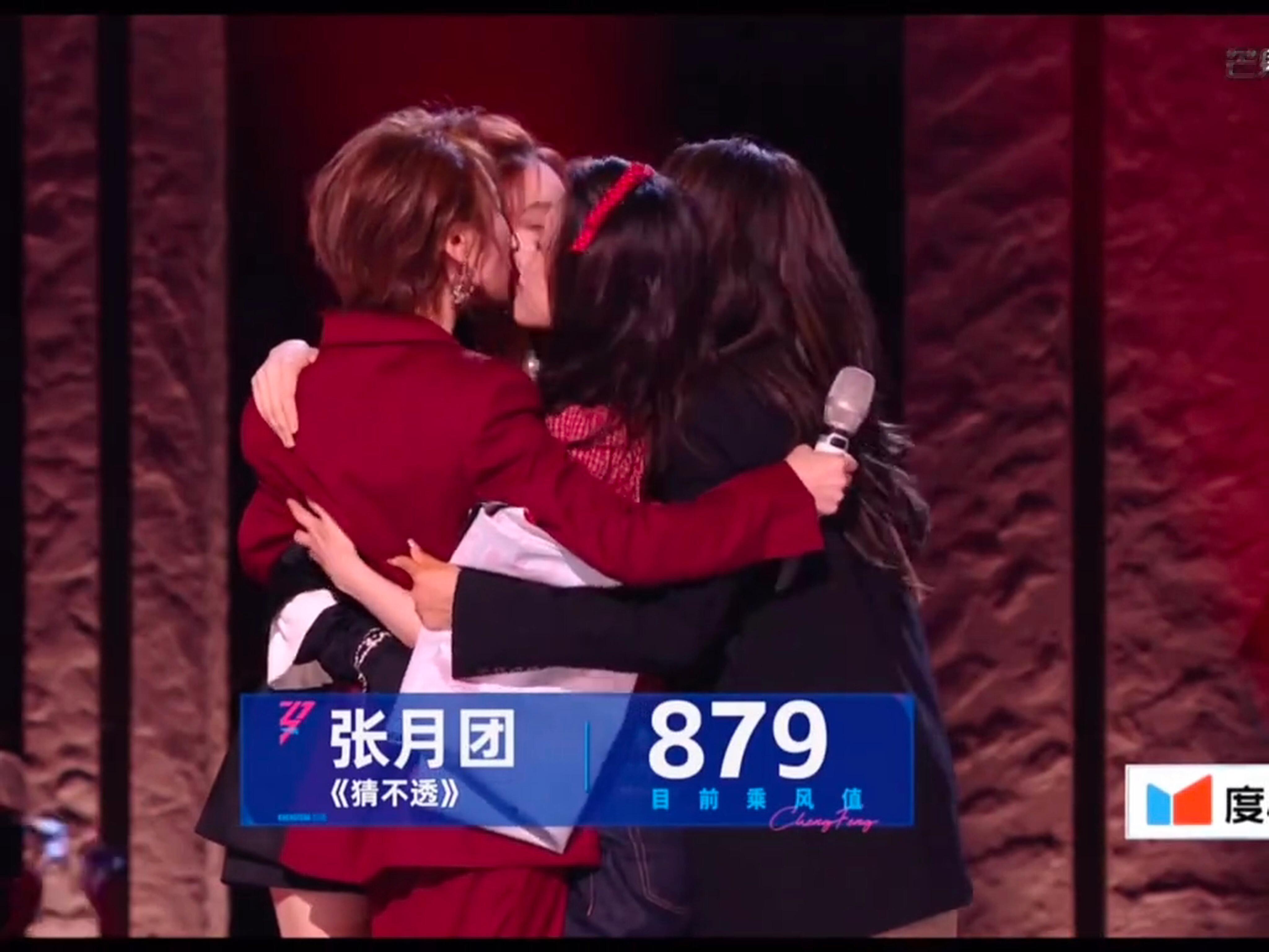 五个人诡异的像AI生成的一样 就这么亲上了 