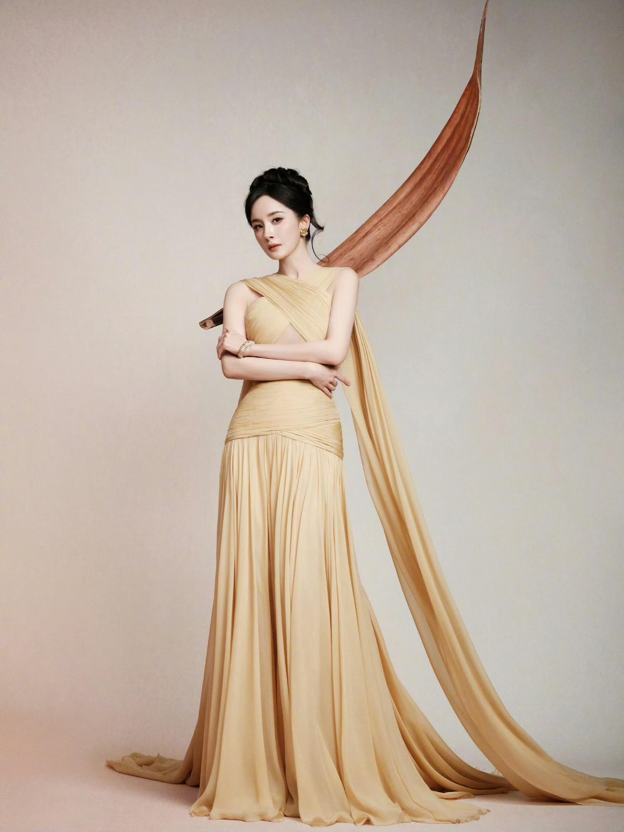 时尚女王杨幂身穿Zuhair Murad 2025秋冬高定亮相尖叫之夜，高定国内