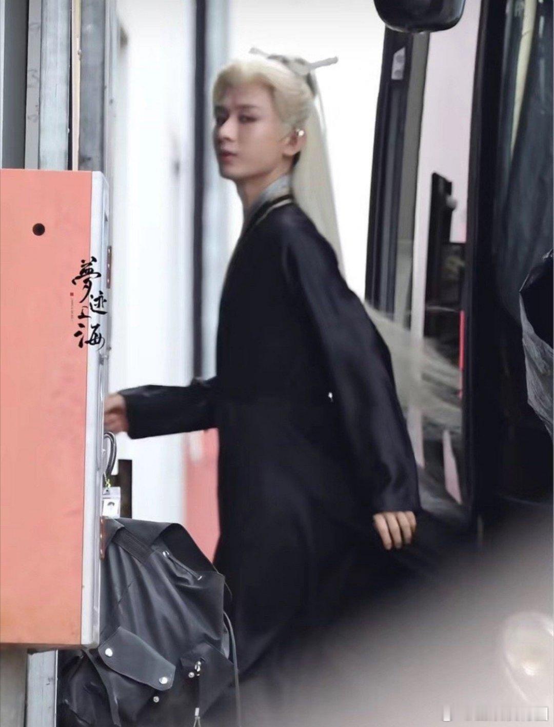 成毅这白发真的是够劲嗷不过粉丝说的蔑视人间 还是过了吧。。。 ​​​