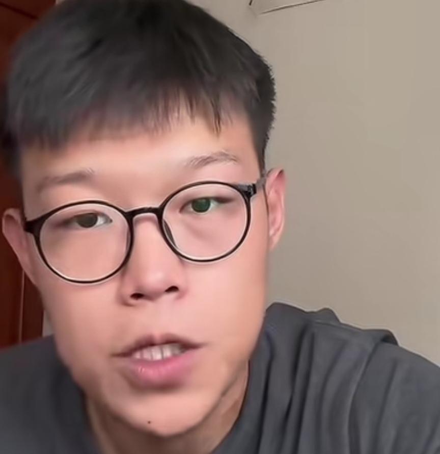 22岁的他真像他干政工的爹，挺有口才。但这副嘴脸不正。
     山东淄博的这个