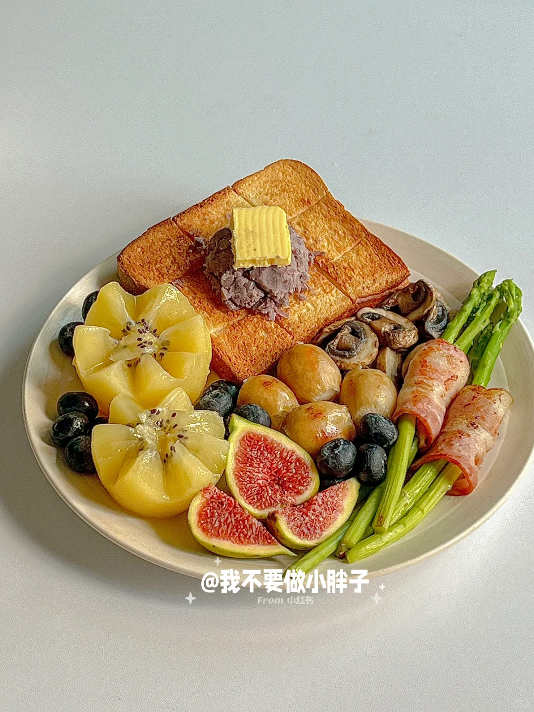 早餐｜红豆黄油烤吐司🍞培根芦笋卷🥓冰拿铁