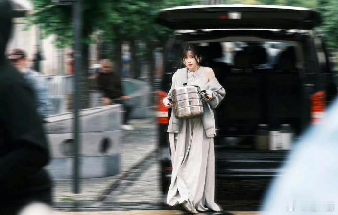 虞书欣最为好笑且有趣的一点就是，不管她在做什么，似乎都能够诞生神图 ​​​