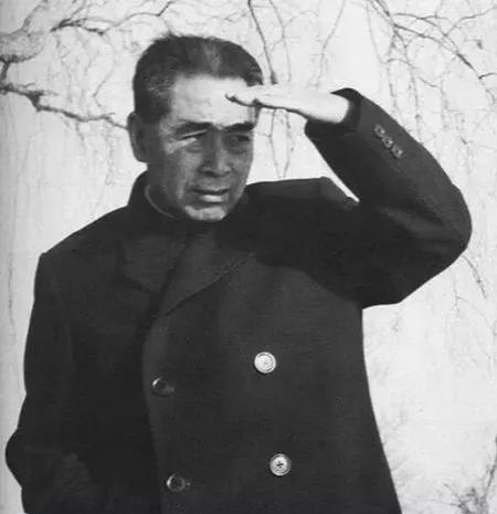 1949年，周总理经过花园时，突然感觉有人在背后偷偷盯着自己看，回过头来，却发现