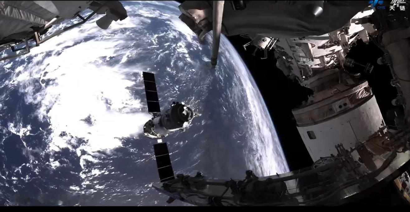神舟二十号撤离时，天宫视角的画面！航天 【神20返回舱成功着陆 】 