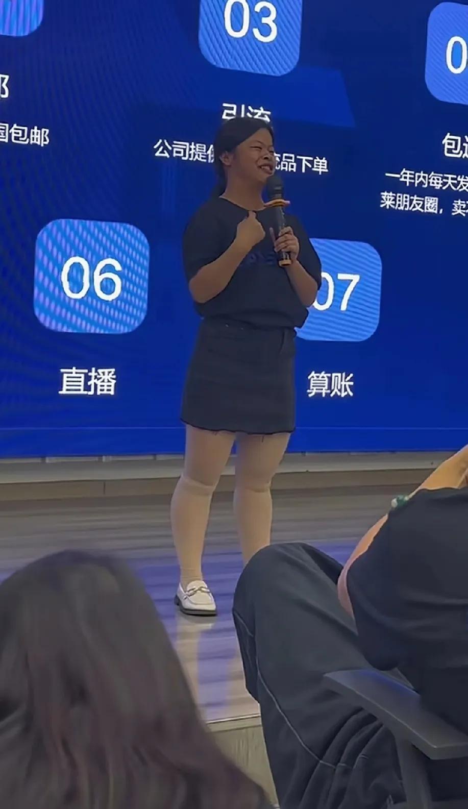 琼姐开粉丝见面会，这个年代的网络红人，
丑的出名了，美的也出名了。
唯独长相不上