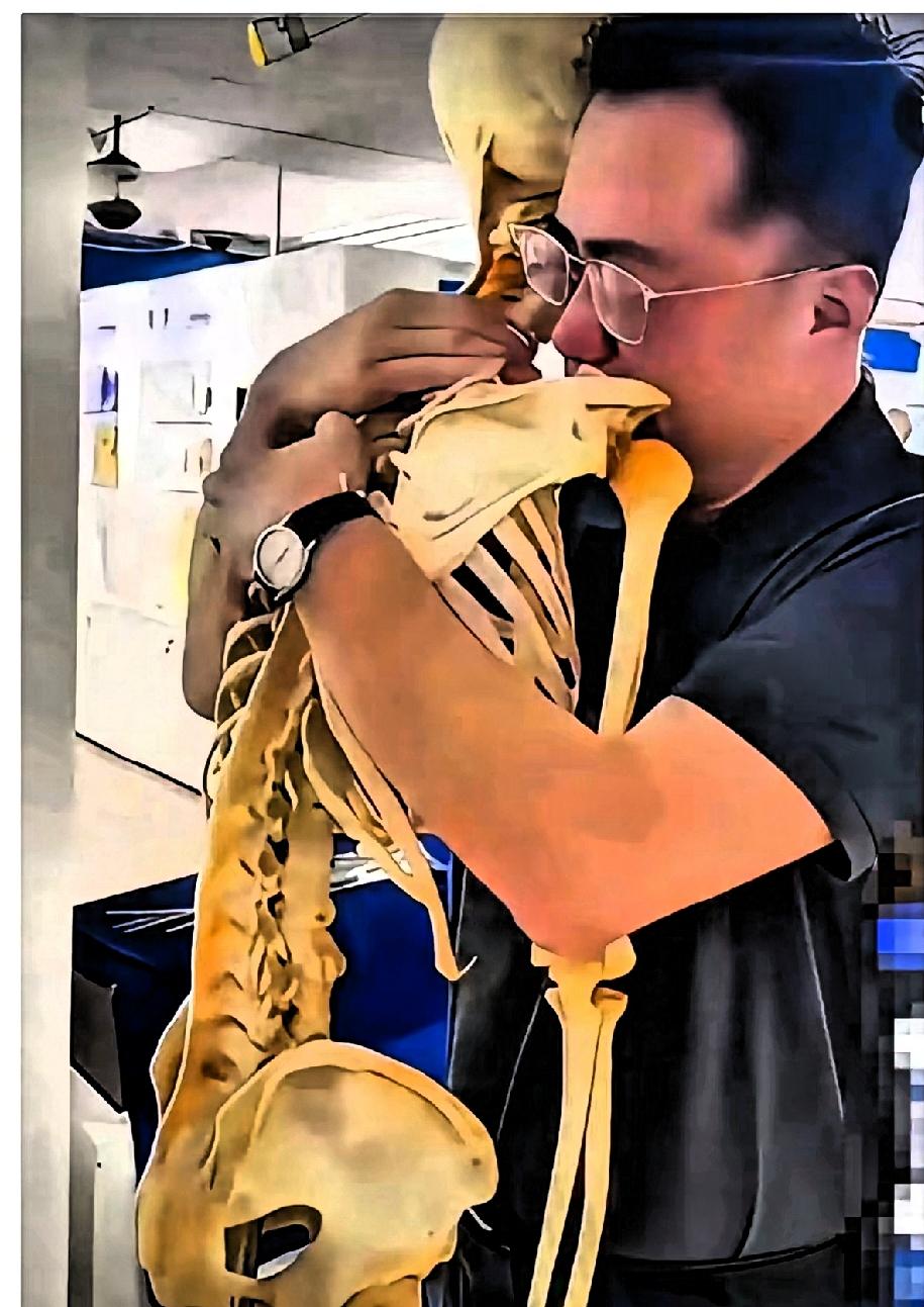 泪目了！
一名中年男子抱着一具骨骼，哭得控制不住自己。
这不是普通的遗骨，这是大