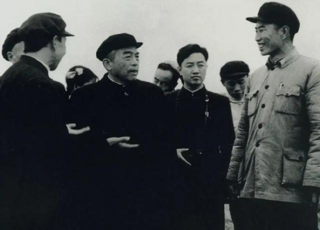 1949年10月，彭德怀来到乌鲁木齐视察。在乌鲁木齐的大街上，他做了一件事情，群