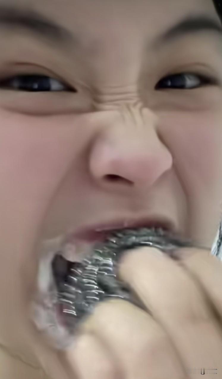 哈哈，刷到一个女生用钢丝球刷牙，不得不说，你是全球第一狠人儿啊！