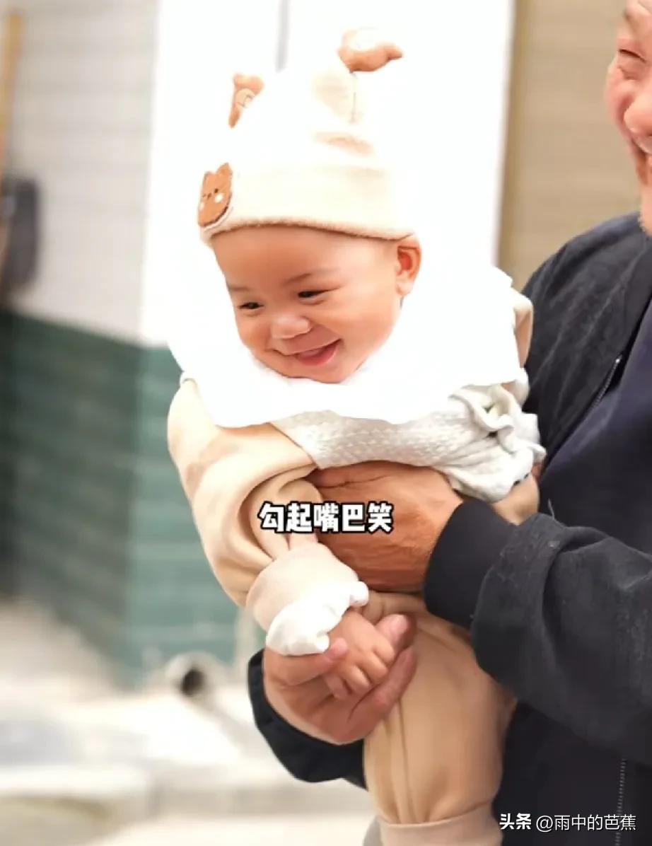 爱笑的凯凯又来了[大笑]！小家伙把村子里的爷爷奶奶逗的哈哈哈大笑。看到这里，网友