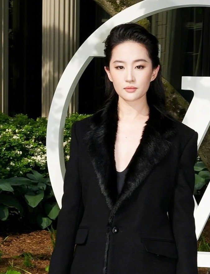 刘亦菲入场时还对着粉丝们飞吻刘亦菲的纽约G社生图刘亦菲的纽约G社生图，刘亦菲入场