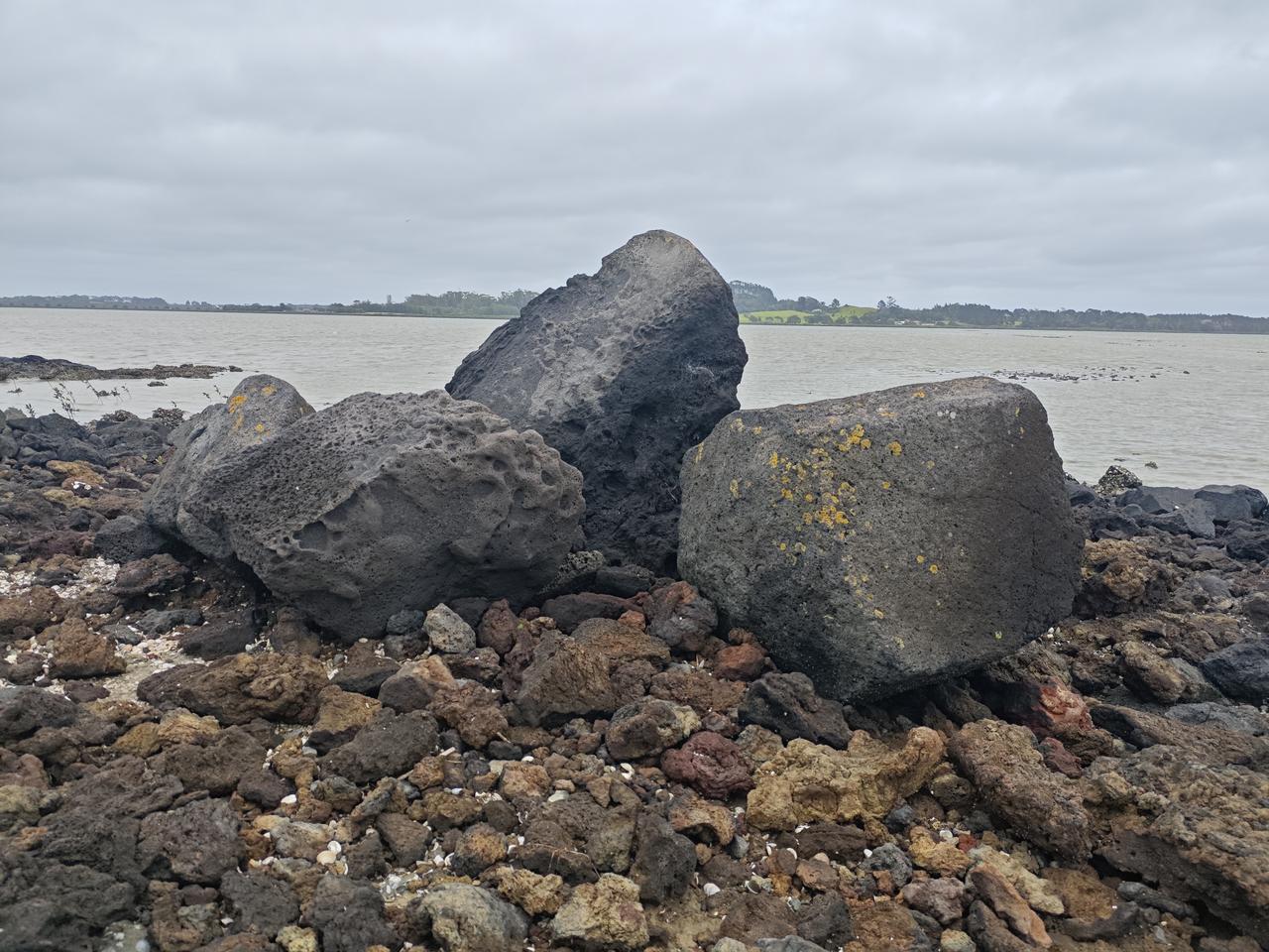 太平洋中的火山岩

前几天，在海边看海时，遇到一大片的火山岩地貌，感觉新奇，对着