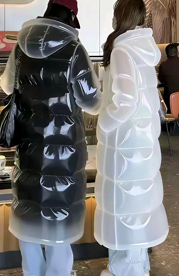 这种透明的衣服其实不是羽绒服，应该叫气室保暖服。
它利用了气体不流动情况下，导热